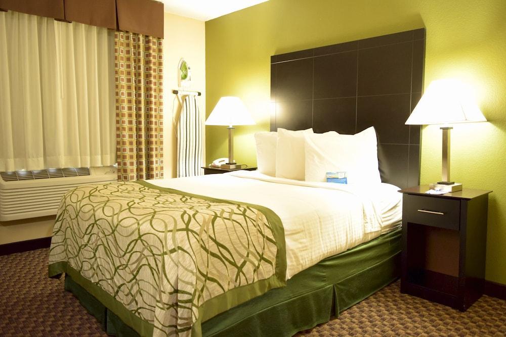 Baymont By Wyndham Holland Hotel Exterior photo