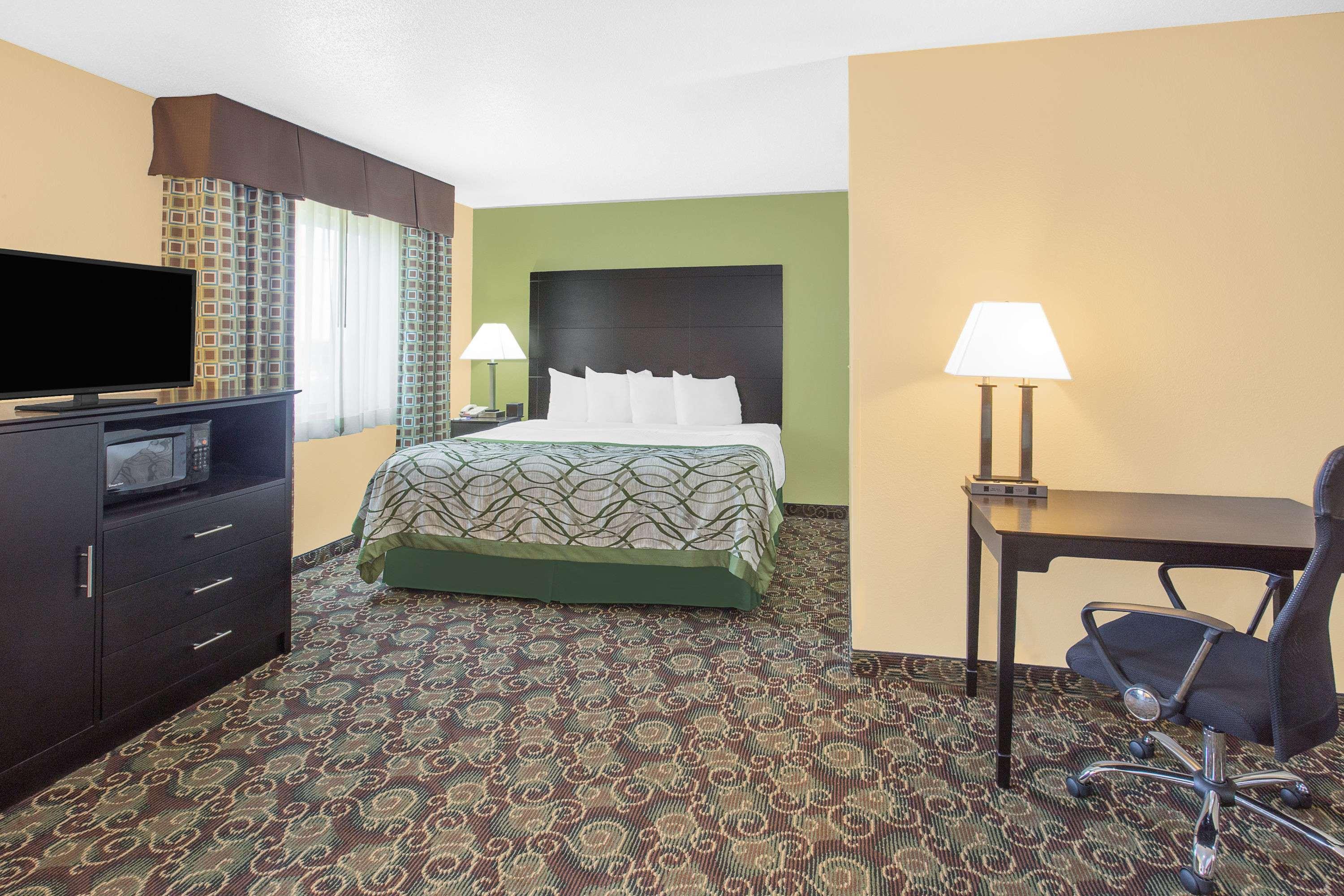 Baymont By Wyndham Holland Hotel Exterior photo