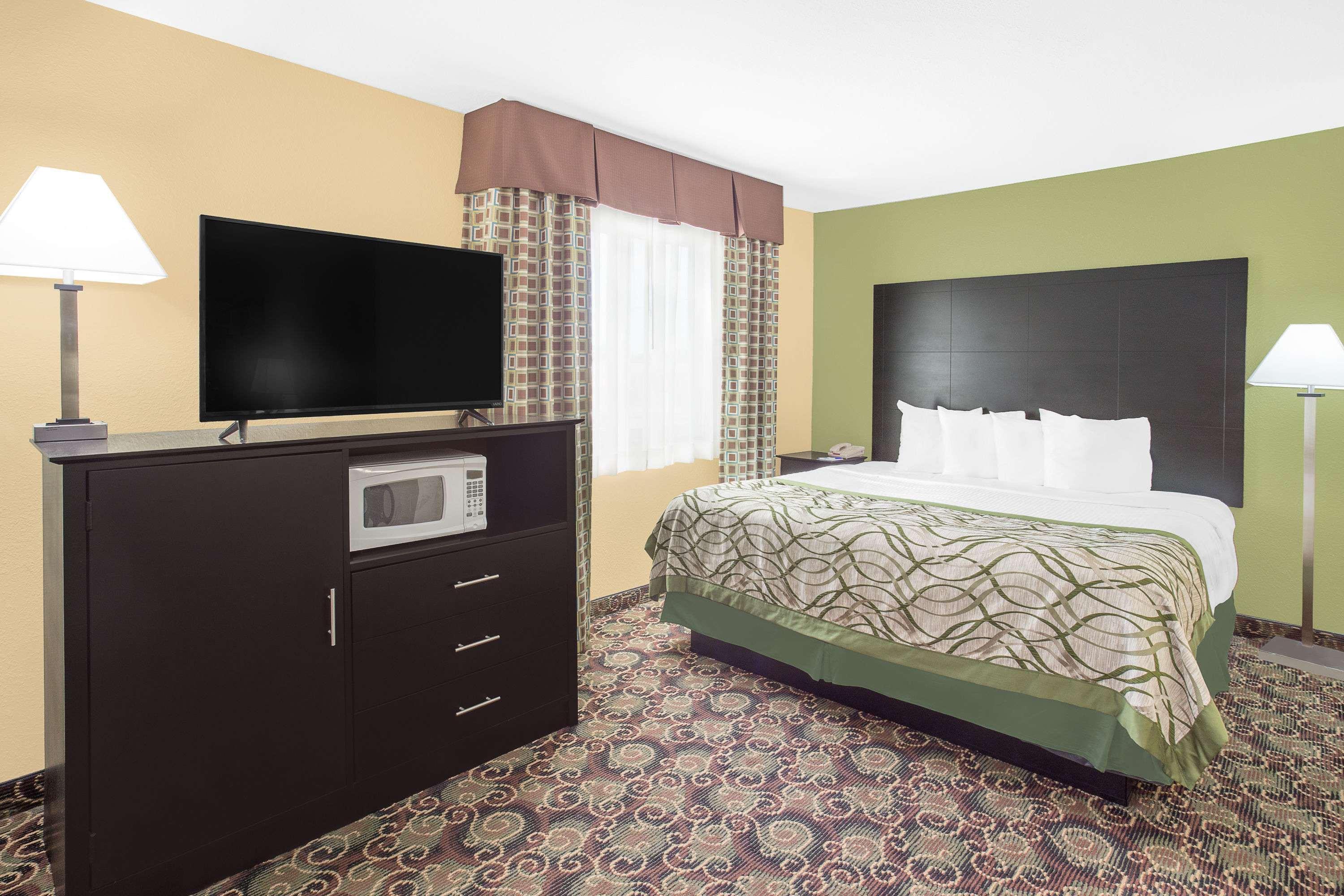Baymont By Wyndham Holland Hotel Exterior photo