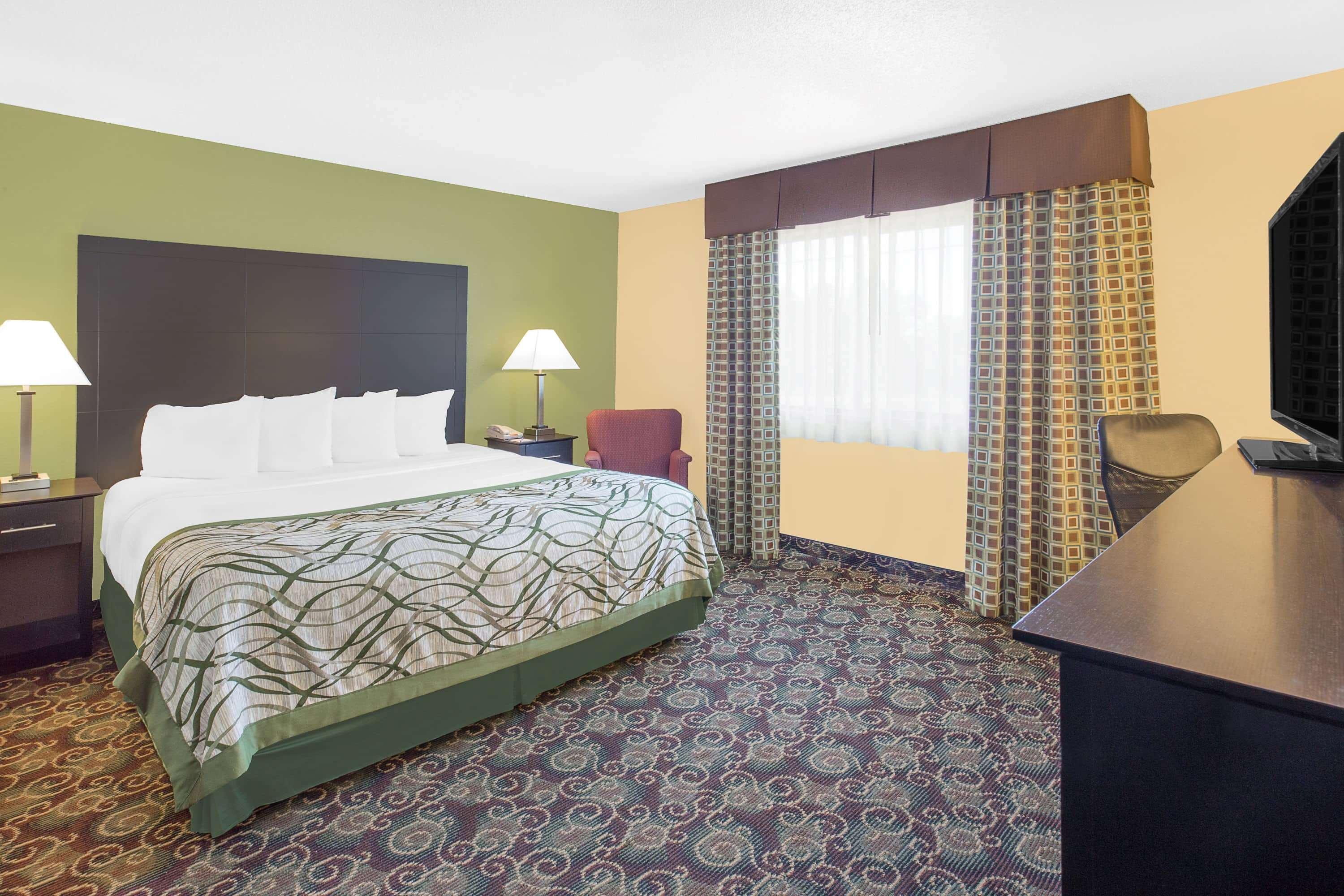 Baymont By Wyndham Holland Hotel Exterior photo