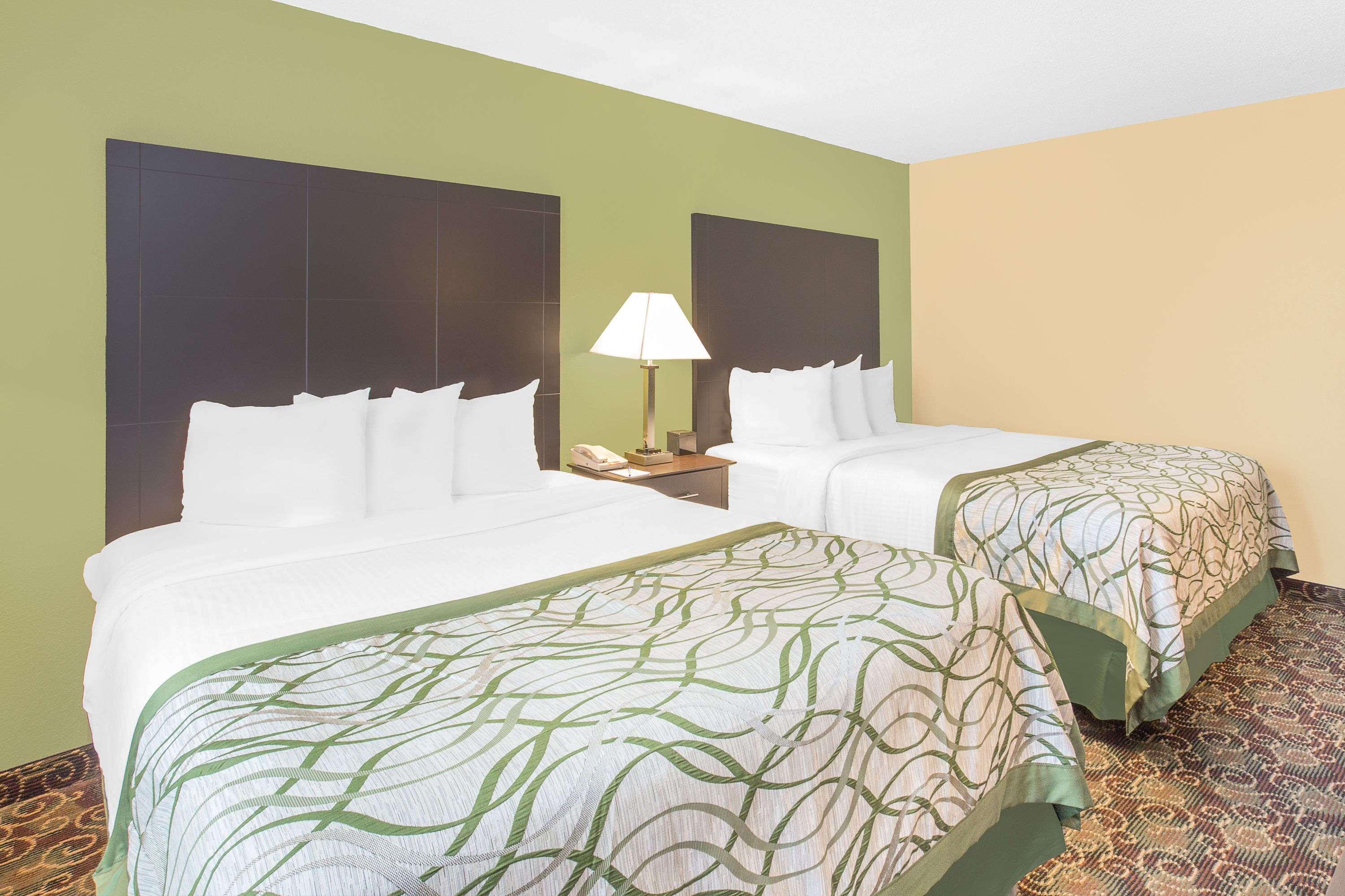 Baymont By Wyndham Holland Hotel Exterior photo