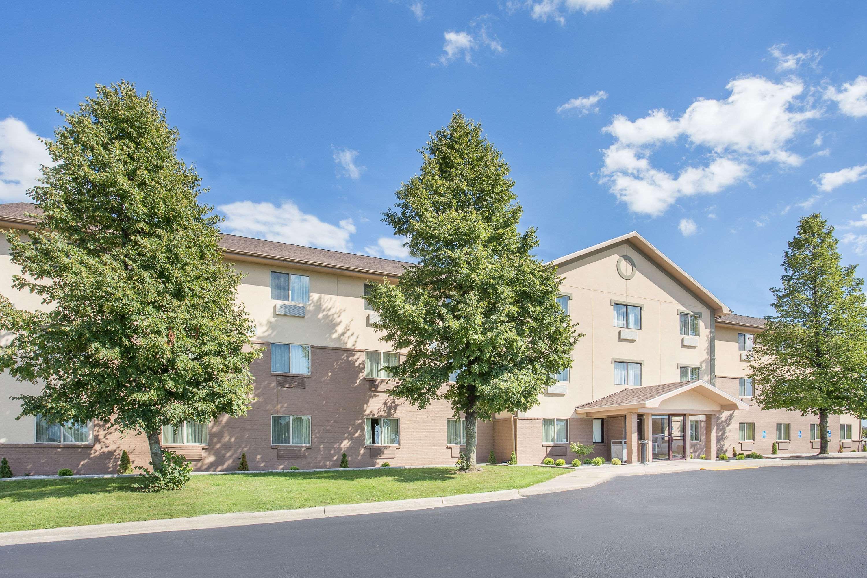 Baymont By Wyndham Holland Hotel Exterior photo