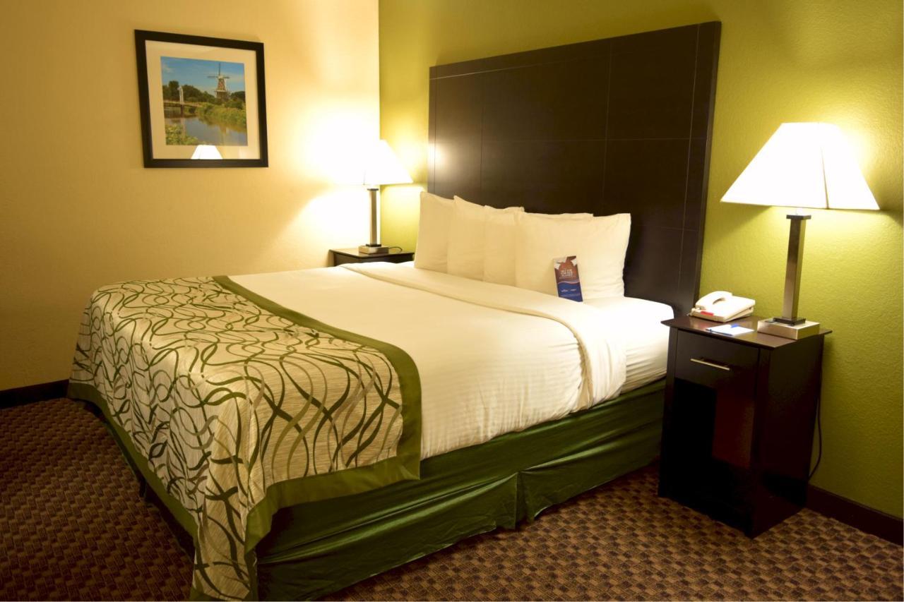 Baymont By Wyndham Holland Hotel Exterior photo
