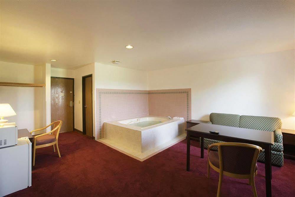 Baymont By Wyndham Holland Hotel Exterior photo